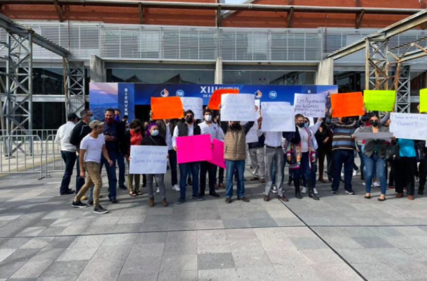 Panistas de Acción Juvenil protestan contra Marko Cortés en Aguascalientes