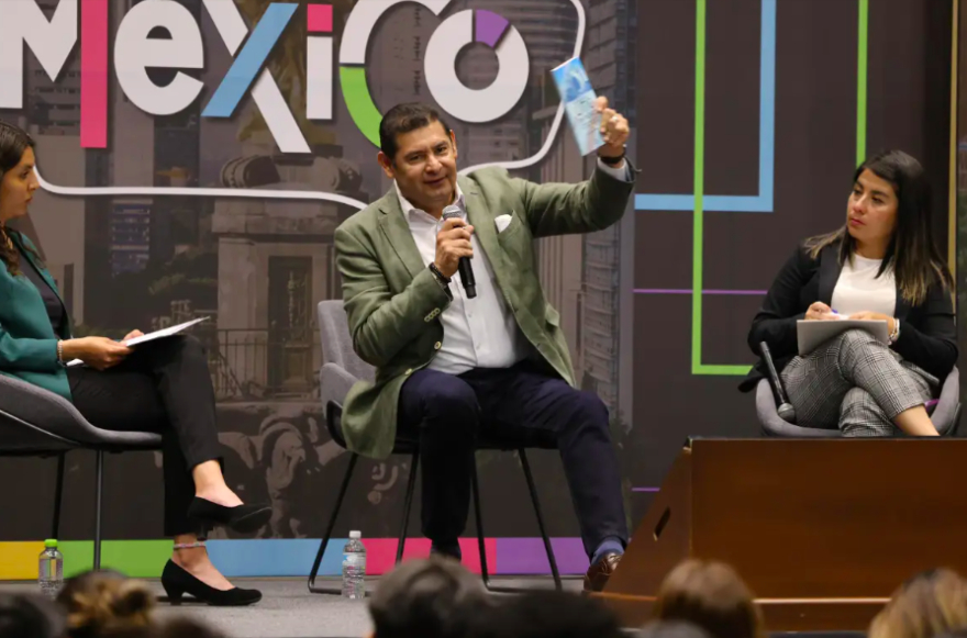 Armenta dialoga con jóvenes de la UPAEP en el conversatorio «Hablemos por México»