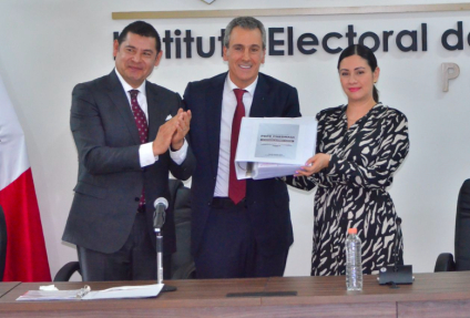 Pepe Chedraui hace su registro como candidato a la alcaldía de Puebla ante el IEE