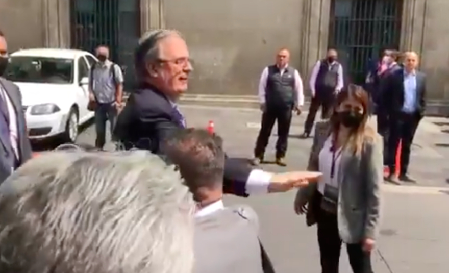 ¡Marcelo Ebrard Presidente! Gritan afuera del Palacio Nacional
