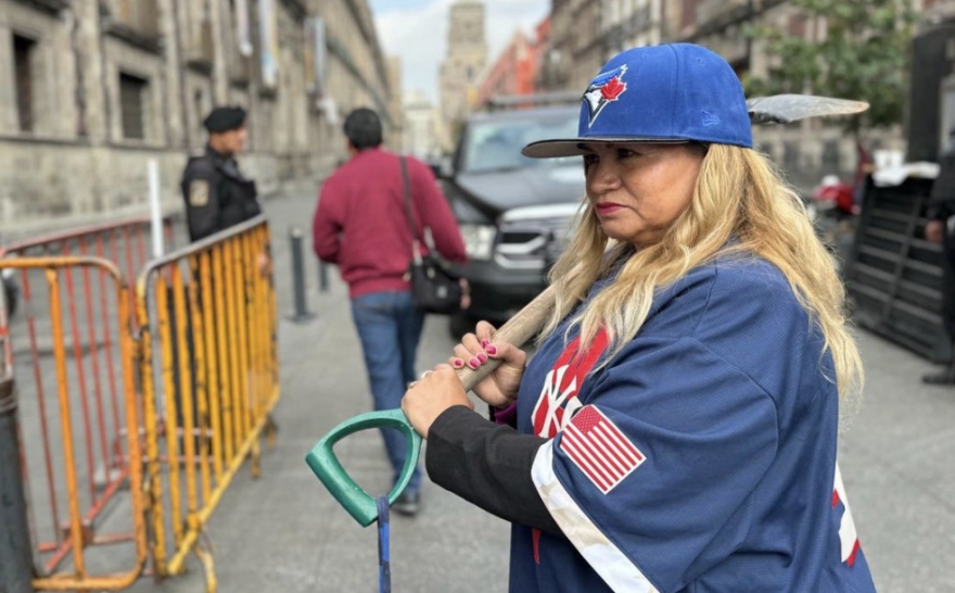 Madre buscadora se disfraza de beisbolista para que AMLO acepte recibirla