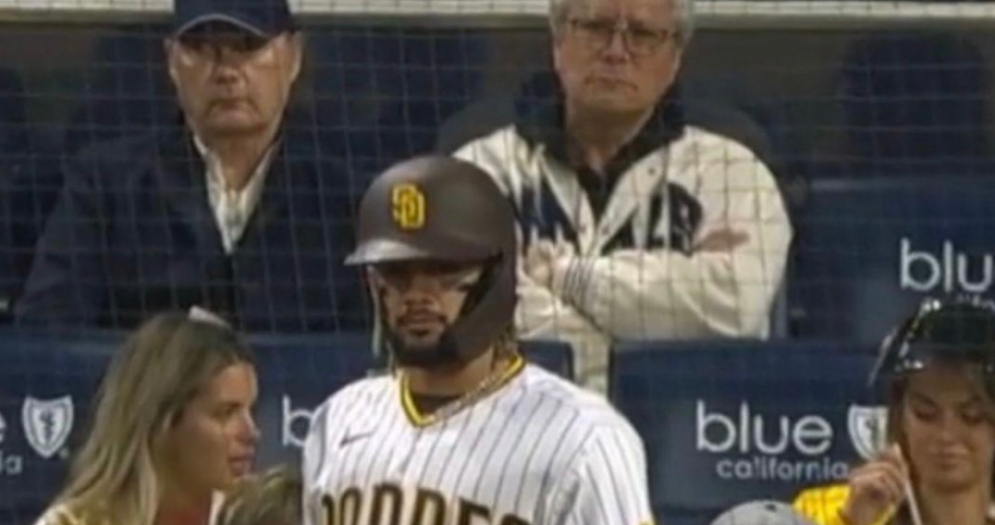 Jaime Bonilla se olvida de Baja California y se escapa a ver partido de béisbol de los Dodgers vs Padres