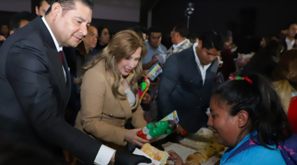 Alejandro Armenta celebra Día de Reyes y parte rosca con poblanos en el Centro Expositor