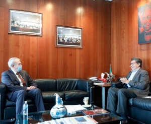 El Dr. Jorge Alcocer Varela y el senador Ricardo Monreal
