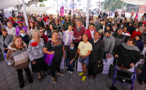 Entrega Pepe Chedraui despensas en la Unidad Habitacional La Margarita