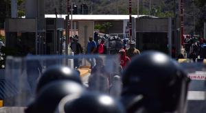 Normalistas de Ayotzinapa agreden con petardos a elementos de la Guardia Nacional; les impidieron tomar la caseta