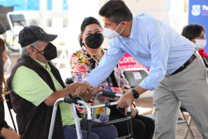 Lalo Rivera entrega aparatos de apoyo para personas con discapacidades