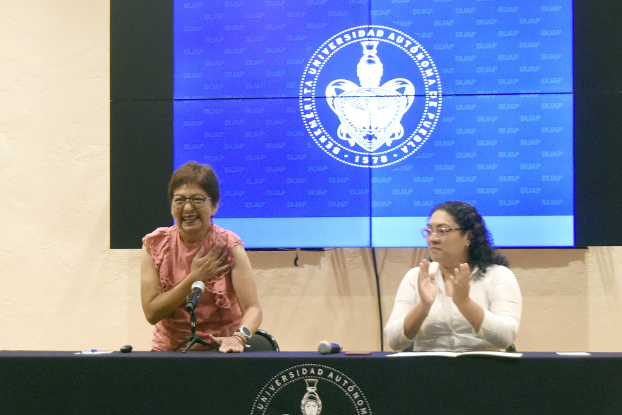 Rectora de BUAP imparte conferencia “El mundo microbiano”