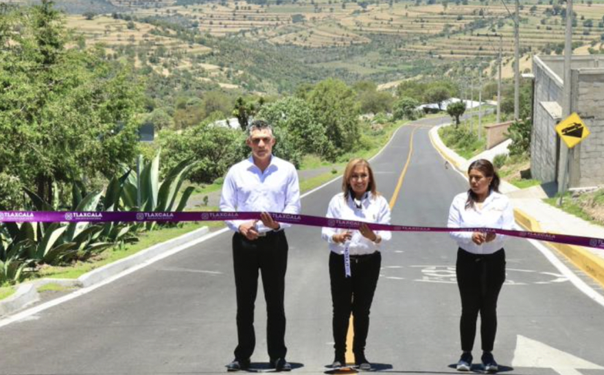 Entrega Lorena Cuéllar rehabilitación de carretera en Terrenate