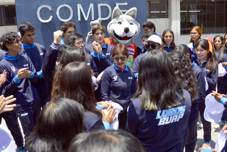 Entrega Rectora Lilia Cedillo uniformes a equipos representativos BUAP que participarán en JUDENEMS Puebla 2024