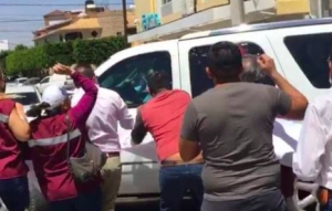 Militantes de Morena en SLP despiden a Mario Delgado a huevazos