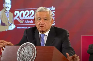 Va AMLO por recorte al número de diputados y senadores