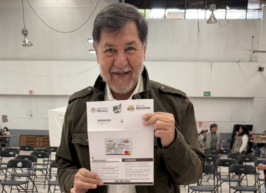 Noroña presume ser beneficiario de programas de bienestar para adultos mayores