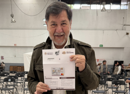 Noroña presume ser beneficiario de programas de bienestar para adultos mayores