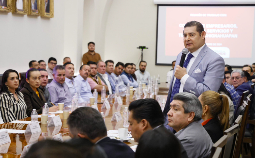 Armenta sostiene reunión con empresarios de Servicios y Turismo de Chignahuapan