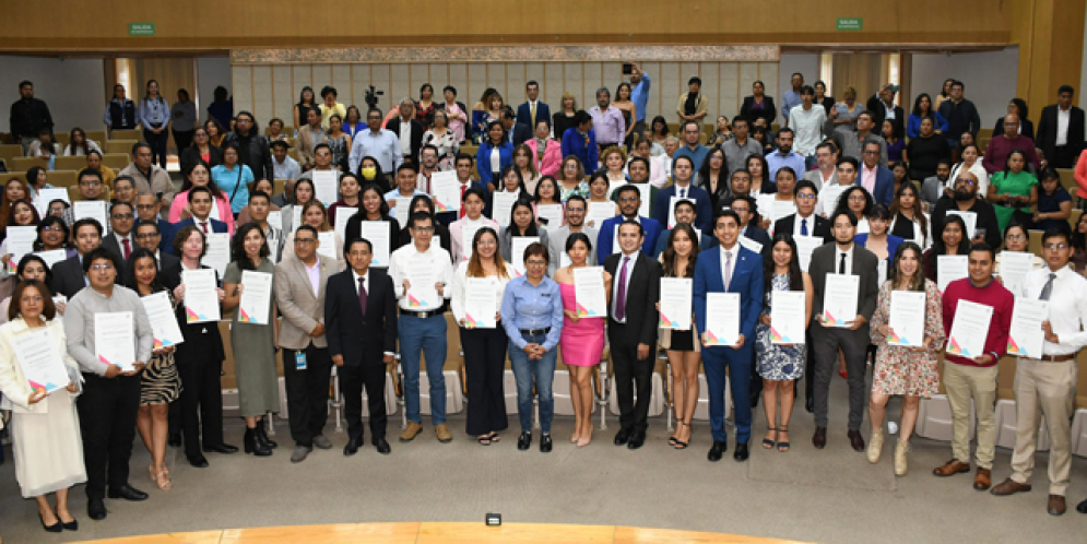 Reciben 245 egresados BUAP el Premio Ceneval al Desempeño de Excelencia EGEL