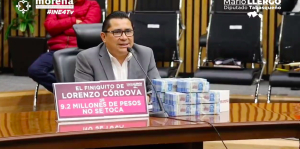 Diputado de Morena representa finiquito de Lorenzo Córdova con fajos de billetes de 500 pesos