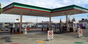 Profeco cierra gasolineras que despachan litros incompletos en Puebla