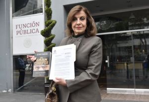 María Elena Pérez-Jaén entrega en la Función Pública el libro “El Gran Corruptor”; pide investigar datos aportados en la obra de Elena Chávez