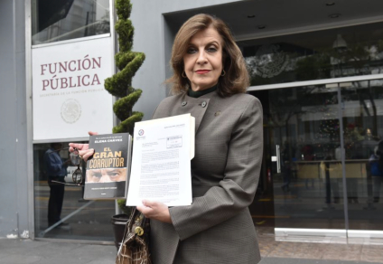 María Elena Pérez-Jaén entrega en la Función Pública el libro “El Gran Corruptor”; pide investigar datos aportados en la obra de Elena Chávez