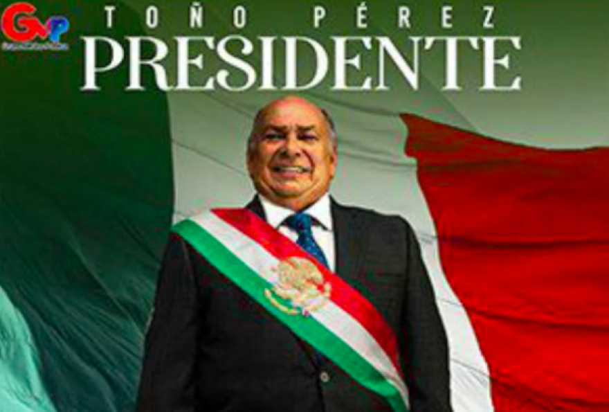 Papá de Checo Pérez se exhibe usando banda presidencial