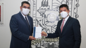 Eduardo Rivera asiste al Congreso de Puebla; se reúne con Sergio Salomón