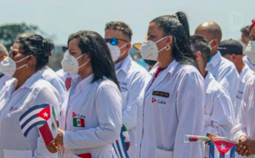 Asociaciones y colegios de médicos mexicanos condenan a la 4T por contratar médicos cubanos