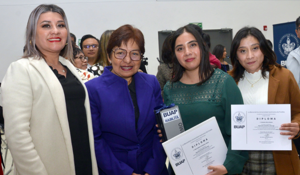 Entrega Lilia Cedillo constancias de capacitación a personal administrativo