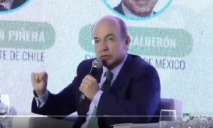 “México es una democracia a punto de caer”, advierte Felipe Calderón