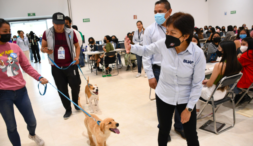 Lilia Cedillo supervisa aplicación del Examen General de Admisión a la BUAP