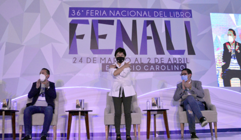 Lilia Cedillo presenta en la Fenali BUAP el compilado, reflexiones y futuro