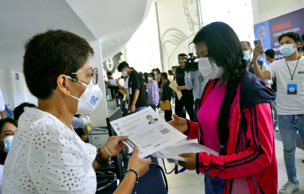 Lilia Cedillo da la bienvenida a estudiantes del nivel medio superior que se suman a la comunidad universitaria