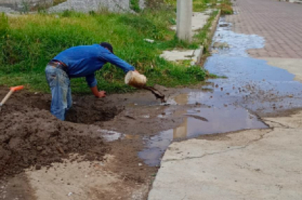 CAPAMH atiende fuga de agua en la calle La Palma