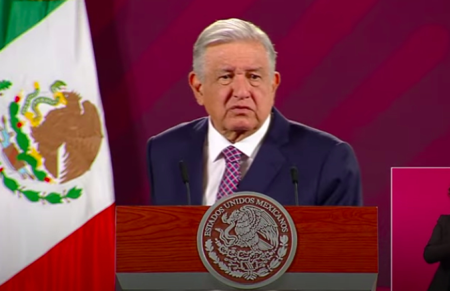 AMLO acusa que EU degradó categoría aérea por no coincidir con el AIFA