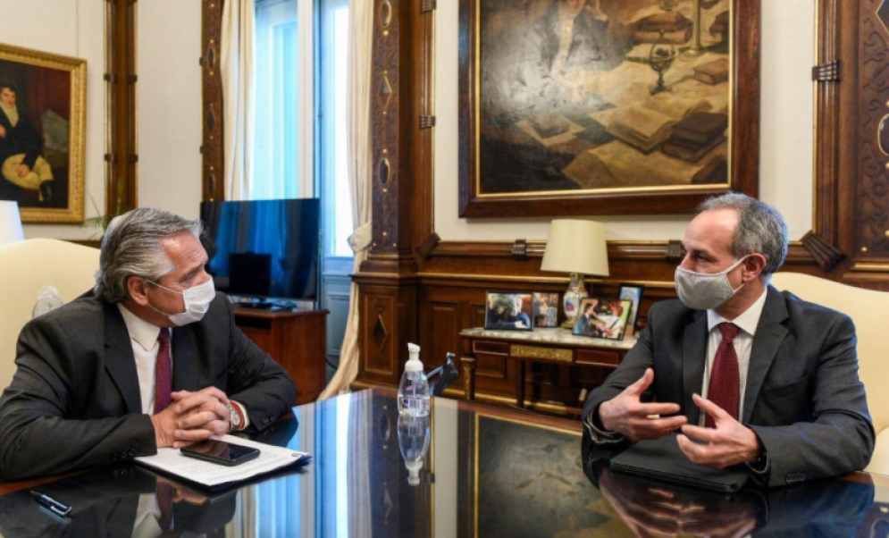Alberto Fernández conversa con Hugo López-Gatell