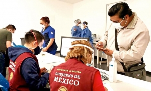 Exhiben a Servidores de la Nación fotografiando credenciales del INE durante vacunación