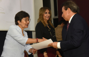Entrega Lilia Cedillo reconocimientos para celebrar el Día del Contador Público