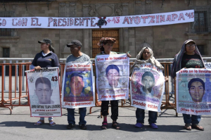 Movimiento de Ayotzinapa amaga con boicot electoral tras no ser recibidos por AMLO; reprochan a Sheinbaum que no incluya una mención al caso en sus 100 puntos