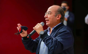 Felipe Calderón califica como “hipócrita y mercenario” a Epigmenio Ibarra por justificar militarización