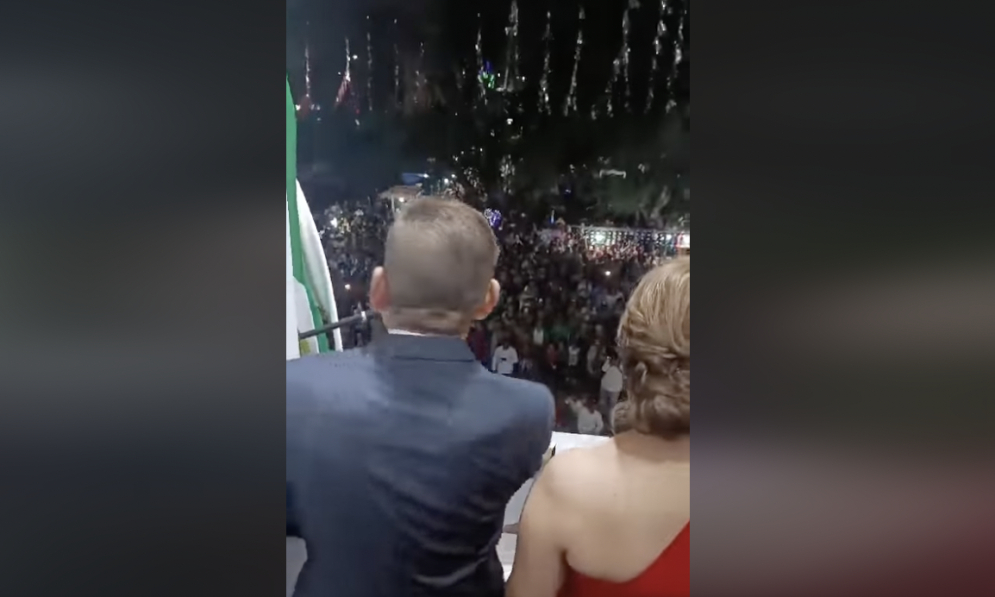 Alcalde de Morena en Huatabampo, Sonora resbala durante grito de independencia: “viva el erótico pueblo de México”