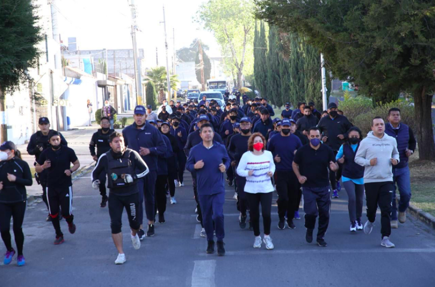 Lalo Rivera supervisa y hace activación física con miembros de la academia de policía