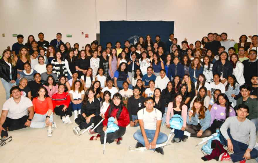 Lilia Cedillo se reúne con deportistas universitarios