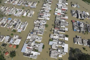 Tabasco tiene 200 mil afectados por las inundaciones provocadas por un mal desfogue de la Presa &quot;Peñitas&quot; .
