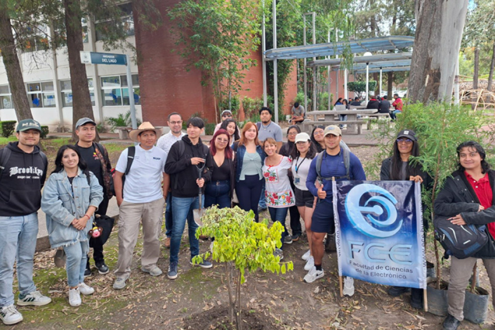 BUAP siembra ahuehuetes en Ciudad Universitaria