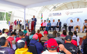Sergio Salomón entrega prótesis externas a habitantes de 29 municipios