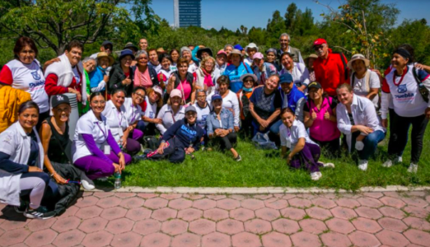 Adultos mayores visitan el jardín botánico de la BUAP