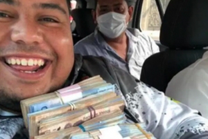 ¡Sin vergüenza! candidato de Morena publica selfie con fajos de billetes entregados por el superdelegado