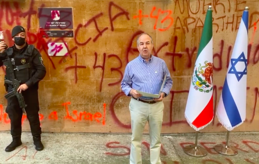Embajador de Israel en México lamenta vandalismo en su embajada por activistas del caso Ayotzinapa