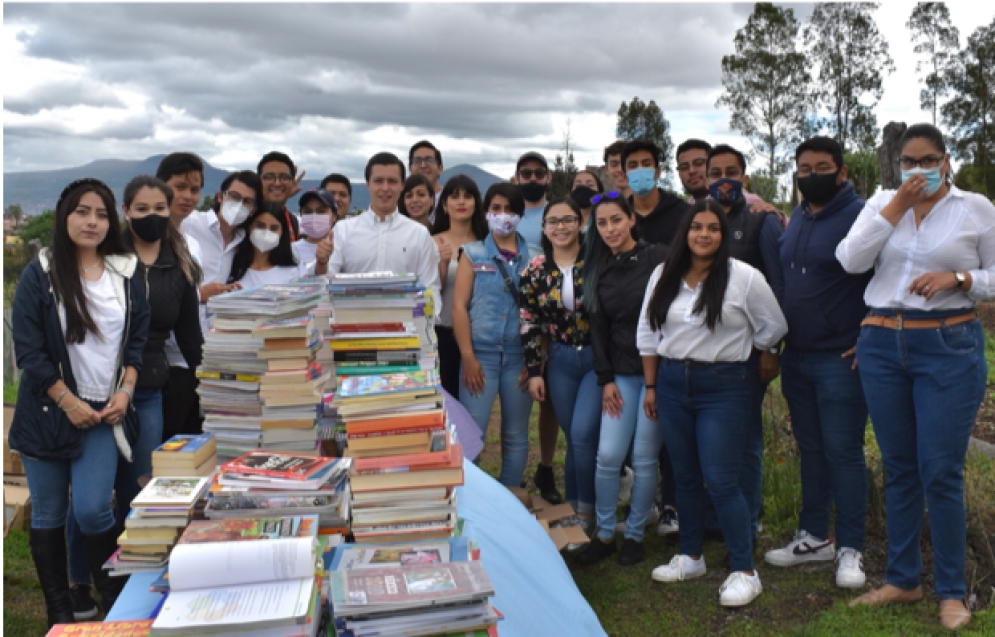 Se unen jóvenes a favor de la educación a través de una donación de más 6 mil libros en Morelia