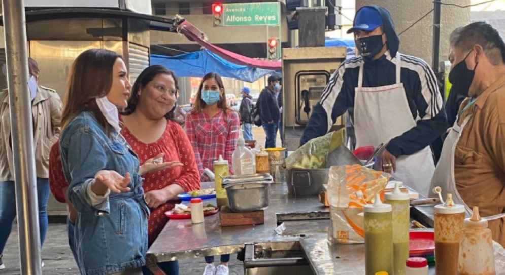 Comiéndose unos tacos, Citlalli Hernández arranca campaña con Morena en Nuevo León